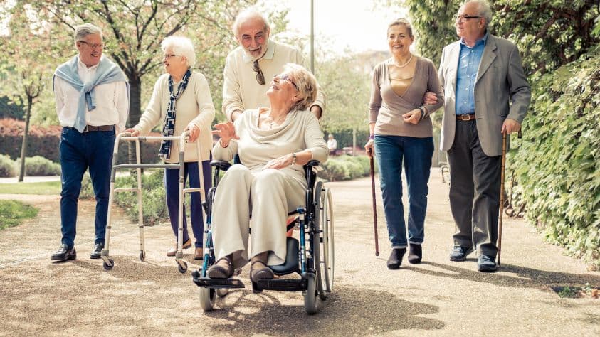 Ouderen met hulpmiddelen